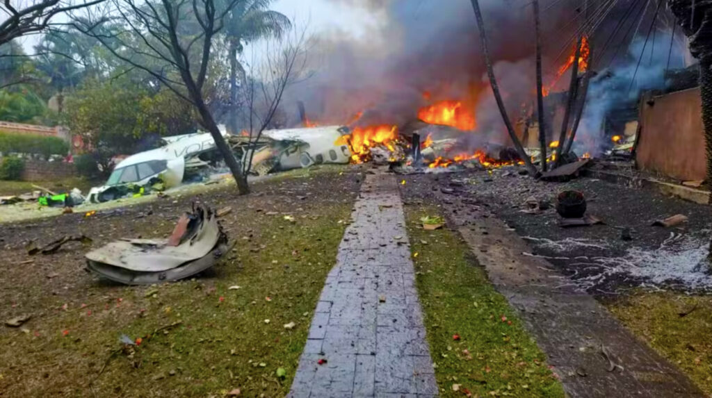 Restos del avión ATR-72 de Voepass en Vinhedo La imagen muestra lo que queda de la cabina del avión turbohélice ATR-72-500, de la aerolínea Voepass (anteriormente Passaredo), tras su trágico accidente en un condominio residencial en Vinhedo, São Paulo. La aeronave, irreconocible entre los escombros, transportaba a 62 personas desde Cascavel (PR) hacia Guarulhos (SP). Lamentablemente, no hubo sobrevivientes.