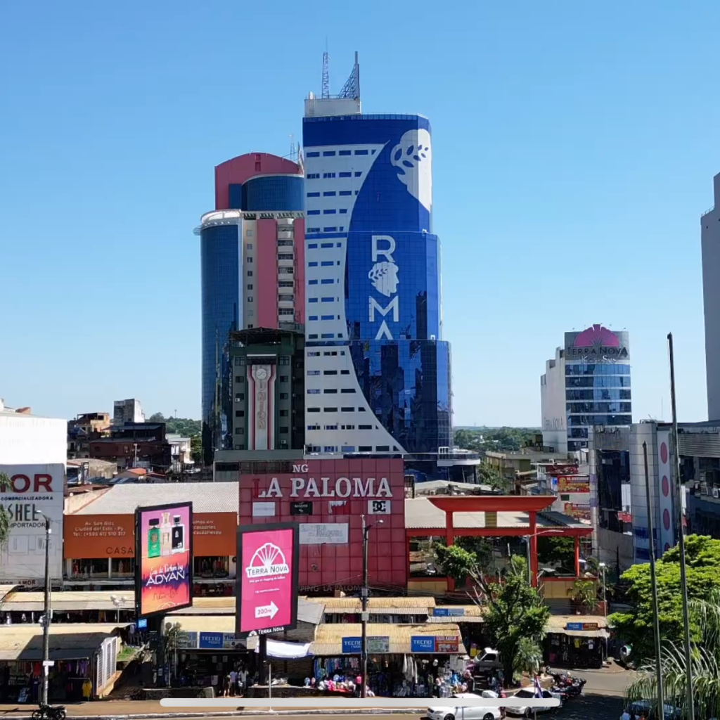Vista panorámica de Ciudad del Este, corazón comercial y turístico de la triple frontera, que aguarda un liderazgo capacitado en SENATUR para potenciar su desarrollo turístico tras años de gestiones cuestionadas.