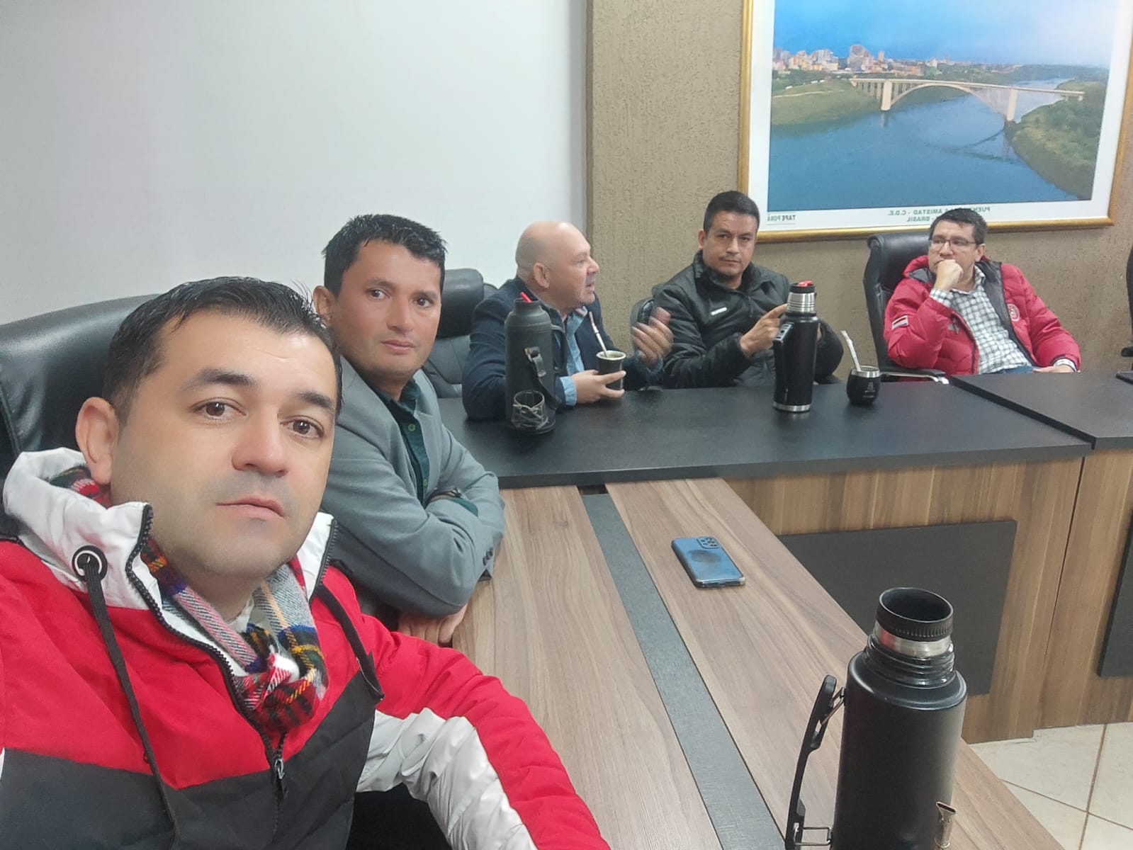 Nos reunimos temprano, ro'yve javé", como estaba pactado fue a las 07am. y el ¡Proyecto ya esta confirmado!. Ahora sí, se viene una obra moderna, digna y necesaria para nuestra gente! nos decía el Concejal Municipal Julian Muntwyler.